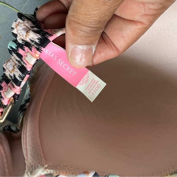 Victoria’s Secret Bikini - Picture 2 of 4